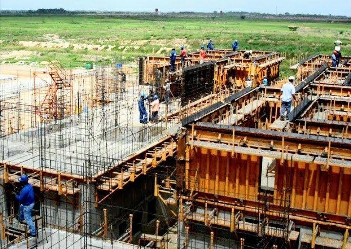 Vista aérea de encofrado y armado de acero en desarrollo habitacional