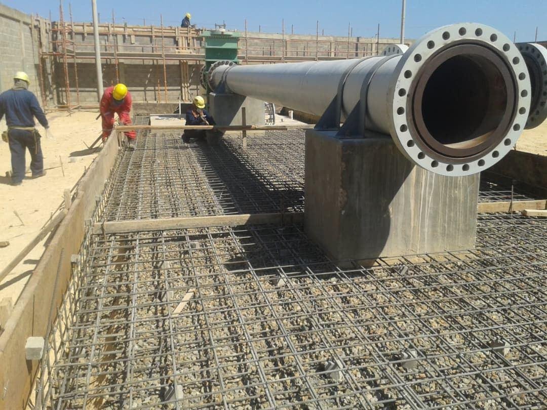 Instalación de tubería de gran diámetro sobre losa armada