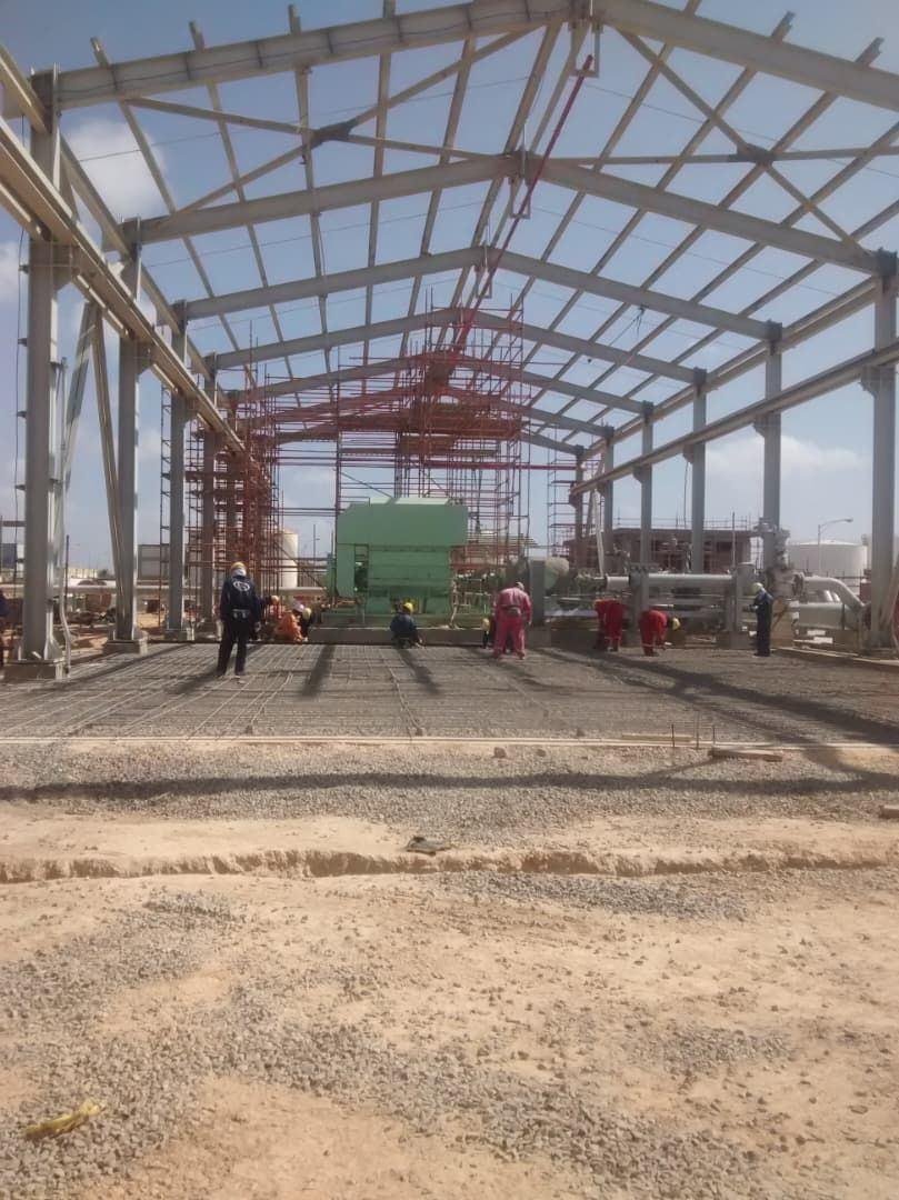 Montaje de estructura metálica en planta industrial